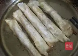Illustration of how to make spring rolls with onion and shredded pork 16