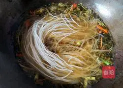 Illustration of how to make pickled cabbage rice noodles 8