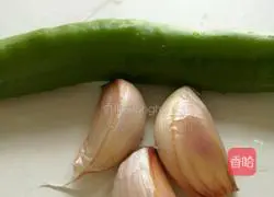 Illustration of how to make olive and green beans braised noodles 2