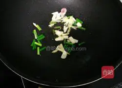 Illustration of how to make braised noodles with beans and potatoes 4