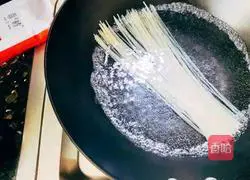 Illustration of how to make spicy rice noodles 4