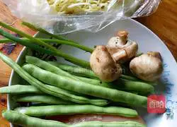 Illustration of how to make braised noodles with shredded chicken and beans 1