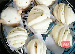 Illustration of how to make onion-flavored flower rolls 8