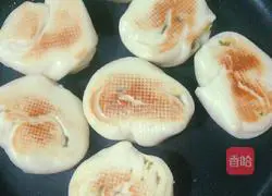 Illustration of how to make pan-fried floret rolls 4