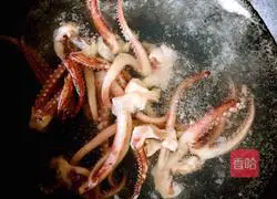 Illustration of how to make Spanish seafood risotto 2