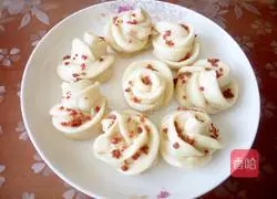 Illustration of how to make plum and rose rolls 13