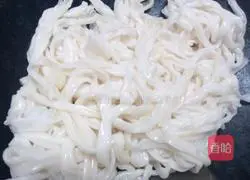 Illustration of how to make dry fried rice noodles 5