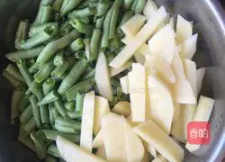 Illustration of how to cook noodles in iron pot 1