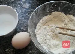 Illustration of how to make spring roll skins 1