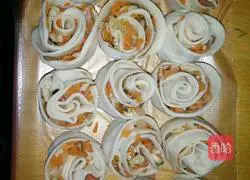 Illustration of how to make a rose roll 4