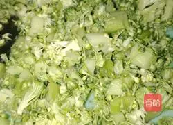 Illustration of how to make broccoli baby food supplement 2