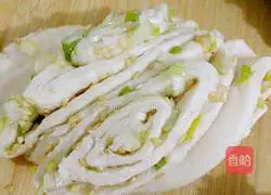 Illustration of how to make sesame and green onion flower rolls 8