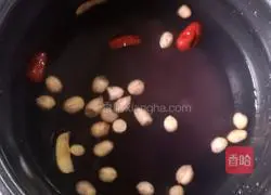 Illustration of how to make red bean, peanut and black rice porridge 6