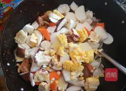 Illustration of how to make three-color flower rolls with braised vegetables 10