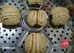 Illustration of how to make scallion oil and salt and pepper rolls 20