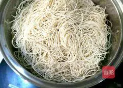 Illustration of how to make braised noodles with pork belly and beans 1