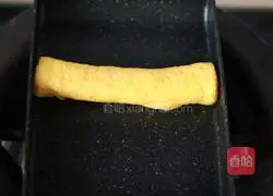 Illustration of how to make egg and salmon rice balls 5