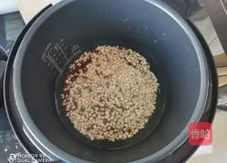 Illustration of how to make barley, yam and red date porridge 3