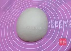 Illustration of how to make spring roll skins 2