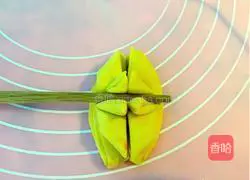 Illustration of how to make Chinese lotus roll 9