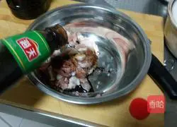 Illustration of how to make black pepper and pork claypot rice 8