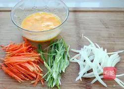 Illustration of how to make fried rice noodles with black pepper and shredded pork 6