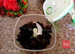 Illustration of how to make scallops, three fresh chives box 6