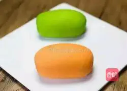 Illustration of how to make colorful flower rolls 1