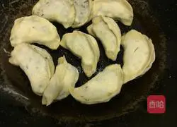 Illustration of how to make frozen dumplings into golden pot stickers 2
