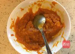 Illustration of how to make two-color flower rolls 3