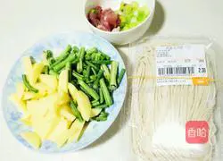 Illustration of how to make braised potato and green beans noodles 1
