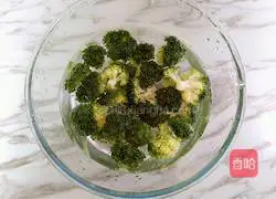 Illustration of how to make broccoli cheese rice balls 1
