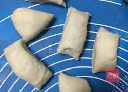 Illustration of how to make ham rolls and red date rolls 9