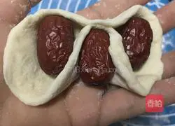 Illustration of how to make Yuanbao red date rolls 6