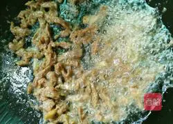 Illustration of how to make fried rice noodles with lettuce and beef 5