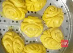 Illustration of how to make pumpkin rolls 14