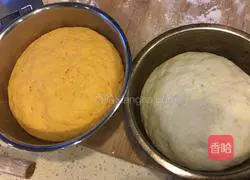 Illustration of how to make two-color flower rolls 9