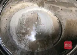 Illustration of how to make red date hair cake 1