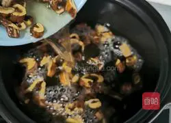 Illustration of how to make astragalus and chrysanthemum porridge 3