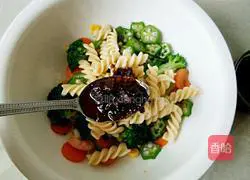 Illustration of how to make Italian spiral noodles with mushroom sauce and vegetables 8