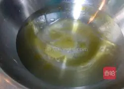 Illustration of how to make Cantonese-style cured meat clay pot rice 9