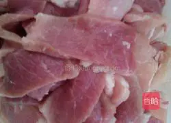 Illustration of making rice noodles with sliced meat 1