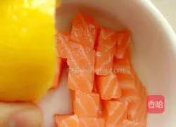 Illustration of how to make salmon and seafood porridge 1