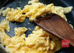 Illustration of how to make leek, egg and shrimp box 5