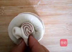 Illustration of how to make two-color flower rolls 15