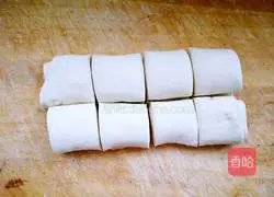 Illustration of how to make large flower rolls 6