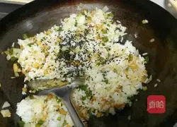 Illustration of how to make shrimp and cheese colorful baked rice 10 