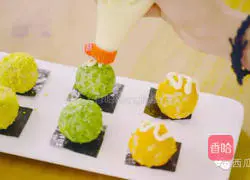 Illustration of how to make salmon rice balls 9