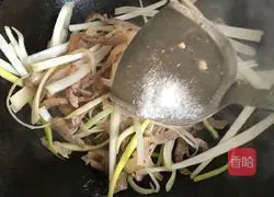 Illustration of how to make spring rolls with onion and shredded pork 5