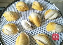 Illustration of how to make two-color shell flower rolls 17